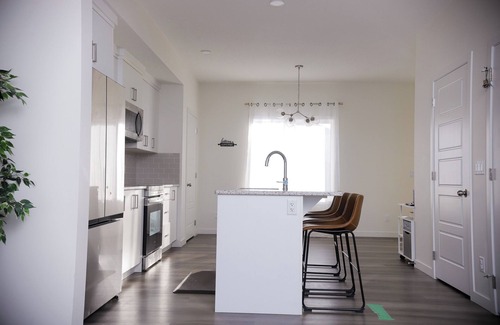 Airdrie Casa | 2BR house/2 Ensuites/Free Parking/Yard