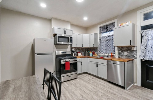 Pittsburgh Casa | 2BR in Garfield- Near Hospitals, UPitt & Good Eats