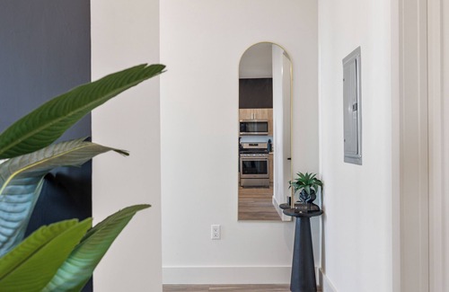 East Orange Apartamento | 2BR, King Bd, Free Prkn, Gym, NYC View, 8min Train