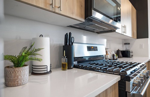 East Orange Apartamento | 2BR, King Bd, Free Prkn, Gym, NYC View, 8min Train