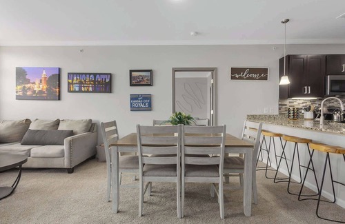 Overland Park Apartamento | Amazing Amenities min to KC King Beds!