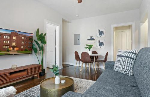 Rogers Park Apartamento | 2BR Lively & Chic Apartment close to Shops - Touhy 3S
