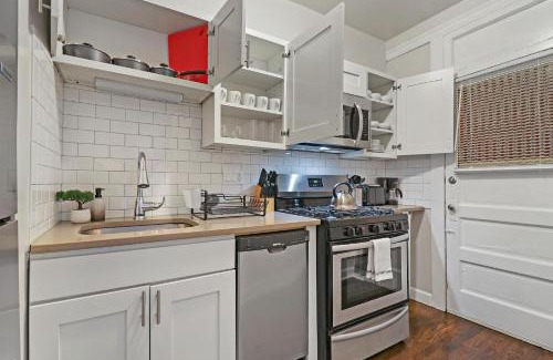 Rogers Park Apartamento | 2BR Lively & Chic Apartment close to Shops - Touhy 3S