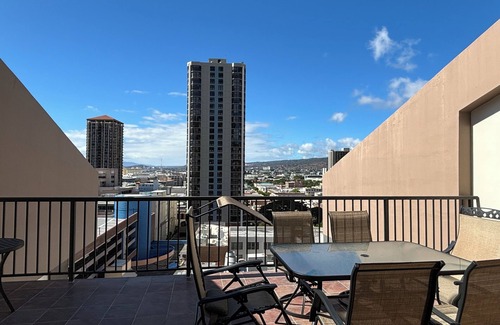 Downtown Honolulu Condominio | 2BR+Loft Huge Patio Quiet & Spacious with Free Parking