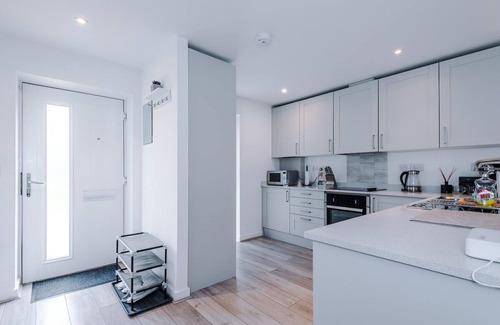 Salford Casa | 2BR Luxe Getaway in Salford W/WiFi, PS5, Parking