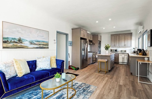 Sand Section Apartamento | 2BR Luxury Getaway - Mins to Beach + Arcade & Games