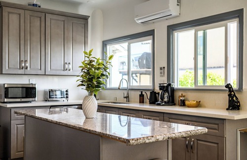 Sand Section Apartamento | 2BR Luxury Getaway - Mins to Beach + Arcade & Games