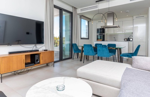 El Faro Apartamento | 2BR Luxury - Santa Barbara Heights, Good WiFi & AC