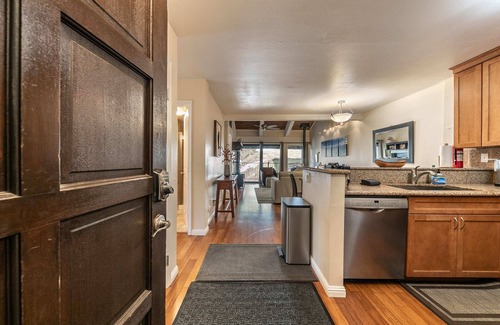 Alpine Meadows Condominio | 2BR Mins to Alpine Base Area at Palisades!