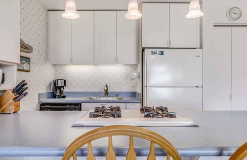 Kaunakakai Condominio | 2BR Ocean View w/Lanai and Kitchen - Molokai Shores 217