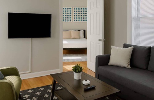 Boystown Apartamento | 2BR on N Halsted St: Lakeview Living