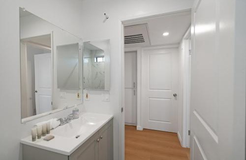 Van Nuys Apartamento | 2BR Plus Bonus Room with Pool Access Near Universal Studios