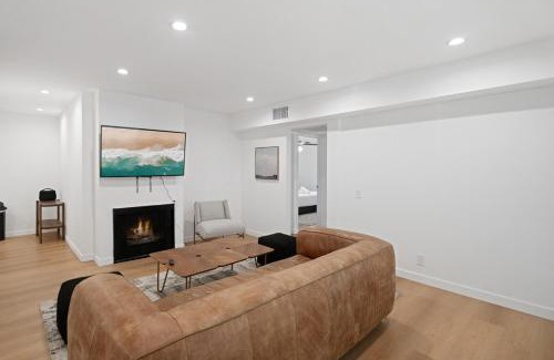 Van Nuys Apartamento | 2BR Plus Bonus Room with Pool Access Near Universal Studios