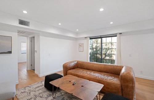 Van Nuys Apartamento | 2BR Plus Bonus Room with Pool Access Near Universal Studios
