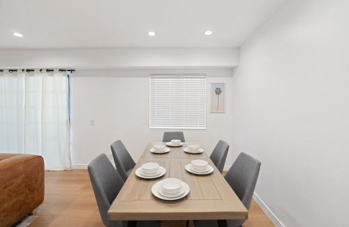 Van Nuys Apartamento | 2BR Plus Bonus Room with Pool Access Near Universal Studios