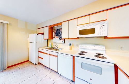 Sea Acres Casa | 2BR | Pool | Deck | Tennis | W/D