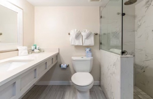 Captiva Hotel | 2BR Poolside Suite | Outdoor Swimming Pools | Close to the Beach | Free Parking