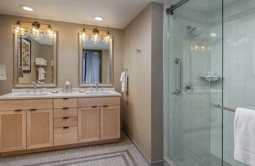 Old Town Chinatown Condominio | 2br Presidential Condo in Waterfront District!