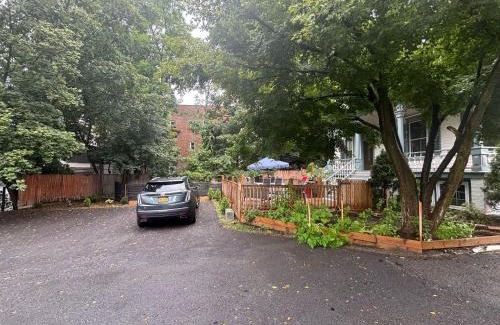Poughkeepsie Apartamento | 2Br Private Victorian Apartment in City location on half acre Sleeps 5