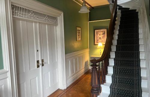 Poughkeepsie Apartamento | 2Br Private Victorian Apartment in City location on half acre Sleeps 5