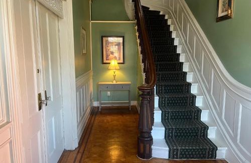 Poughkeepsie Apartamento | 2Br Private Victorian Apartment in City location on half acre Sleeps 5