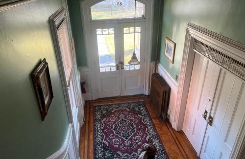 Poughkeepsie Apartamento | 2Br Private Victorian Apartment in City location on half acre Sleeps 5