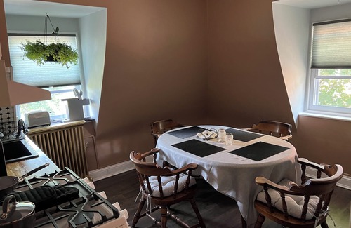 Poughkeepsie Apartamento | 2Br Private Victorian Apartment in City Location on Half Acre Sleeps 5