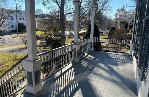 Poughkeepsie Apartamento | 2Br Private Victorian Apartment in City Location on Half Acre Sleeps 5