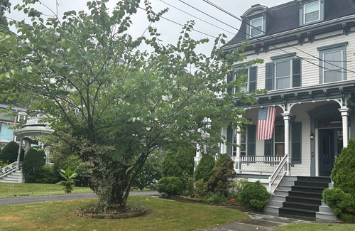 Poughkeepsie Apartamento | 2Br Private Victorian Apartment in City Location on Half Acre Sleeps 5