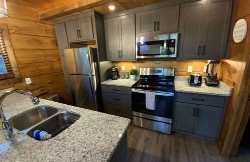 Townsend Cabina | 2BR "Riverside" Cabin Overlooking the "Little River" in Townsend,TN Family Owned
