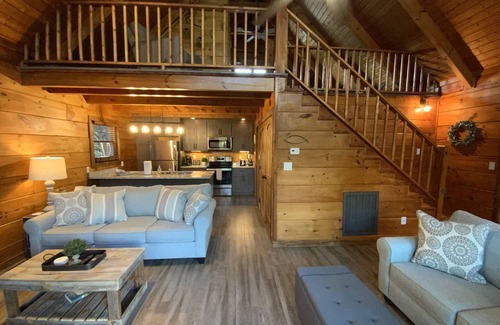 Townsend Cabina | 2BR "Riverside" Cabin Overlooking the "Little River" in Townsend,TN Family Owned