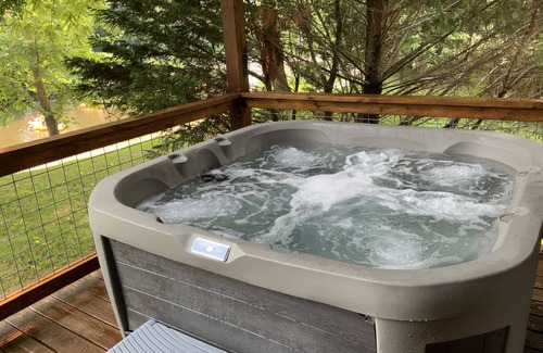 Townsend Cabina | 2BR "Riverside" Cabin Overlooking the "Little River" in Townsend,TN Family Owned