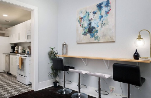 Southtown Condominio | 2BR Riverwalk Condo Corporate & Insurance Stays Fast Wi-Fi W/D Monthly