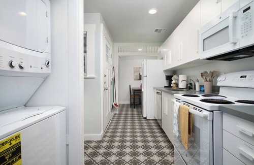 Southtown Condominio | 2BR Riverwalk Condo Corporate & Insurance Stays Fast Wi-Fi W/D Monthly