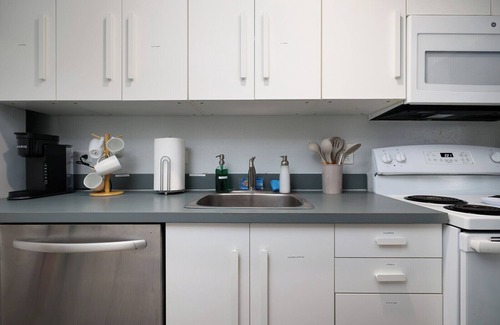 Southtown Condominio | 2BR Riverwalk Condo Corporate & Insurance Stays Fast Wi-Fi W/D Monthly