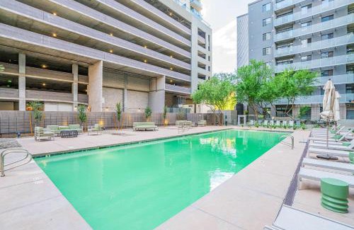 Evans Churchill Apartamento | 2BR Roosevelt Row Gym Pool Parking Sleeps 8