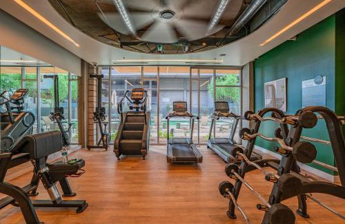 Evans Churchill Apartamento | 2BR Roosevelt Row Gym Pool Parking Sleeps 8