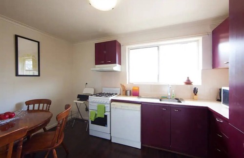 St. Kilda East Apartamento | 2br, Safe, Locked Parking & Close to Transport