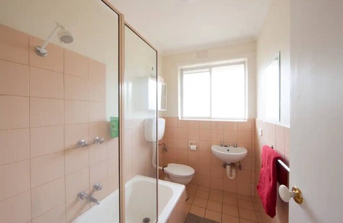 St. Kilda East Apartamento | 2br, Safe, Locked Parking & Close to Transport