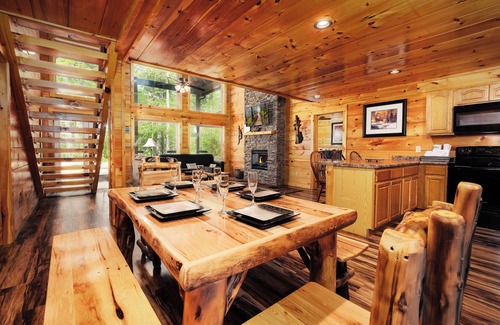 Pigeon Forge Cabina | 2BR, sleeps up to 10, less than 8 minutes to Dollywood, Island, Parkway!