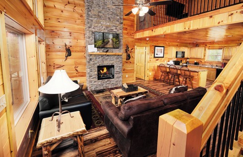 Pigeon Forge Cabina | 2BR, sleeps up to 10, less than 8 minutes to Dollywood, Island, Parkway!