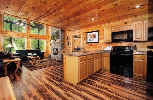 Pigeon Forge Cabina | 2BR, sleeps up to 10, less than 8 minutes to Dollywood, Island, Parkway!