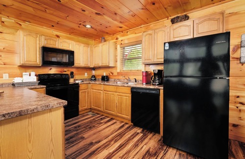 Pigeon Forge Cabina | 2BR, sleeps up to 10, less than 8 minutes to Dollywood, Island, Parkway!