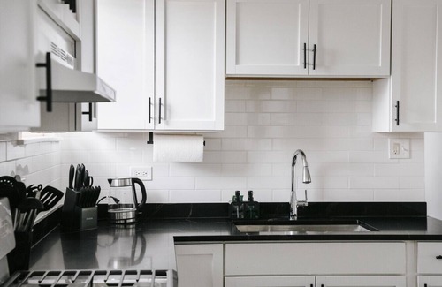 Cragin Apartamento | 2BR, Sleeps7 Coffee Station, Backyard w/ Grill
