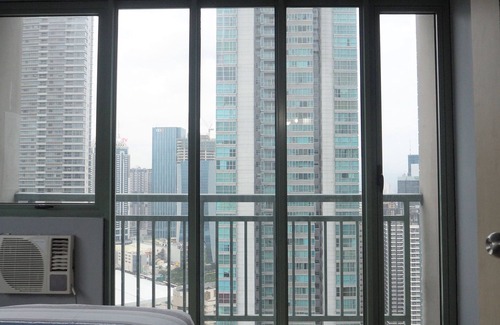 Highway Hills Condominio | Amplia suite ejecutiva en esquina de 2 dormitorios, con impresionantes vistas, cerca de Shangri-La