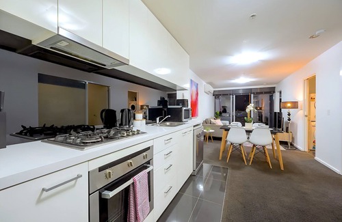 Southbank Apartamento | 2Br Stay with Free Parking, Gym & Pool, near Crown Casino & Melbourne Skydeck