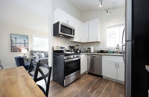 Pacifica Casa | 2BR townhome 3mins from Beach!