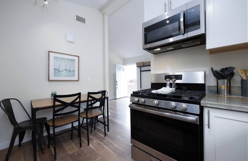 Pacifica Casa | 2BR townhome 3mins from Beach!