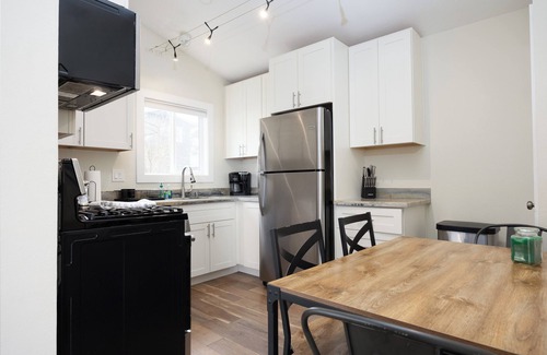 Pacifica Casa | 2BR townhome 3mins from Beach!