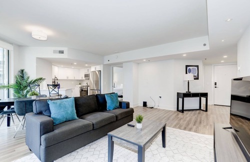 Crystal City Apartamento | 2BR Urban Oasis, DC Access with Lux Comforts